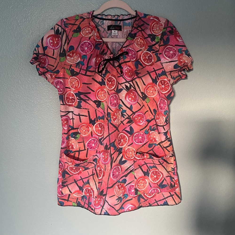 Koi Basics scrub top size Medium